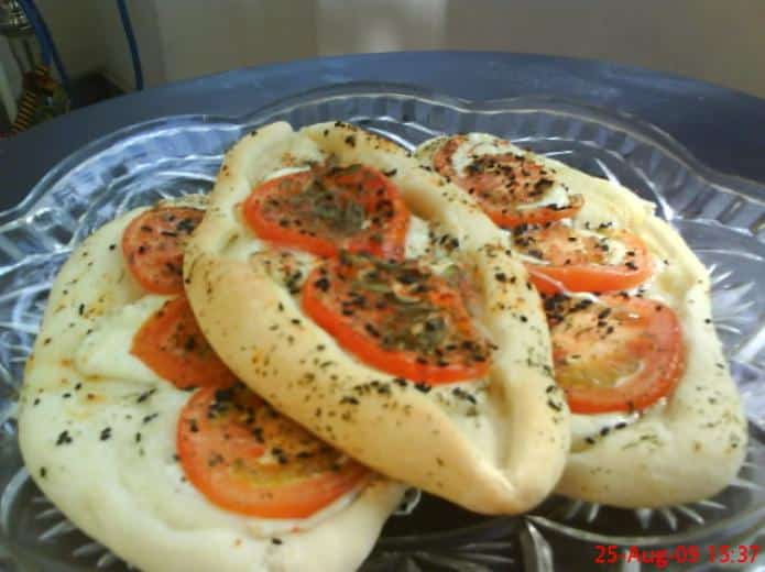 Italienische Tomaten-Mozzarella-Schiffchen