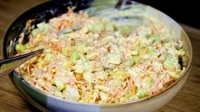 Ausgezeichneter Salat mit Hühnchen