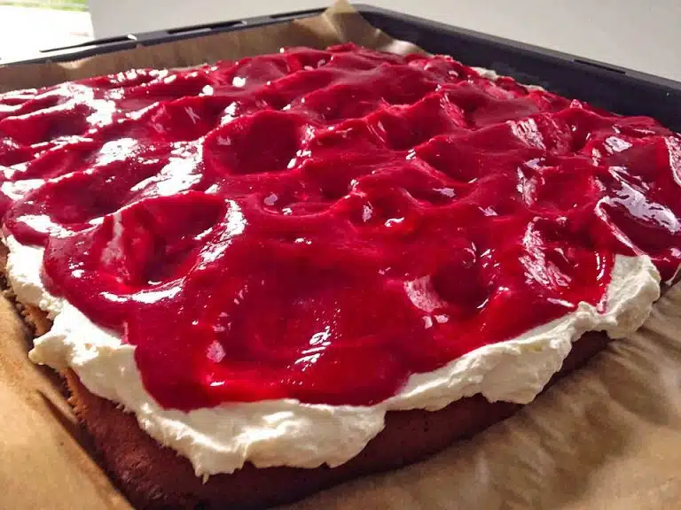 Himbeerkuchen (cremig – fruchtiger Blechkuchen, für 20 Stücke)