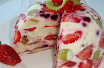 Leckere ZACK ZACK Sahne-Torte mit Obst
