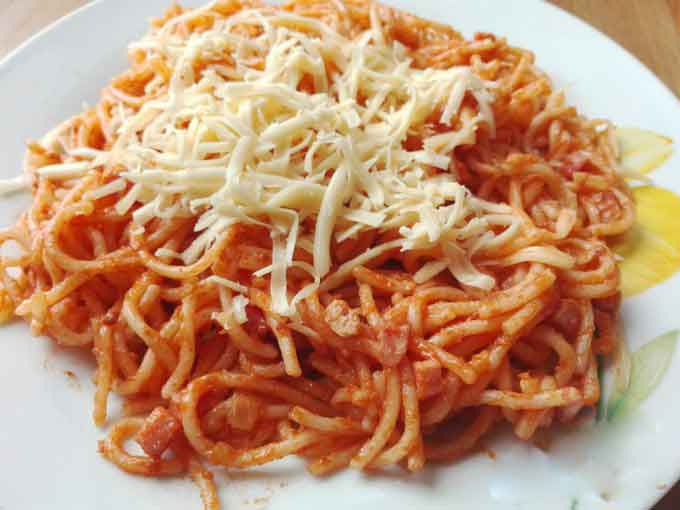 Spaghetti Milanese mit Wurst und Käse