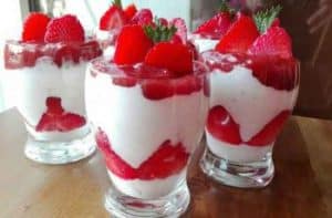 Quarkcreme mit Erdbeeren im Glas