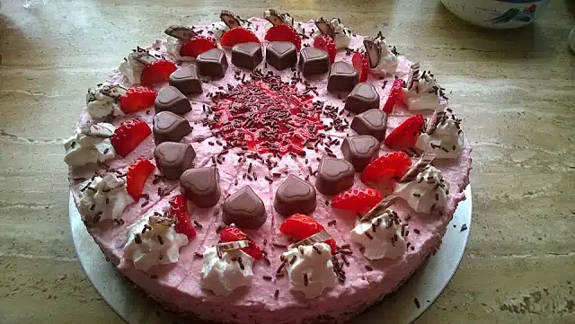 Erdbeer Yogurette Torte mit Nussboden