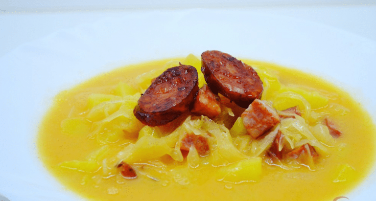 Sauerkrautsuppe mit Wurst