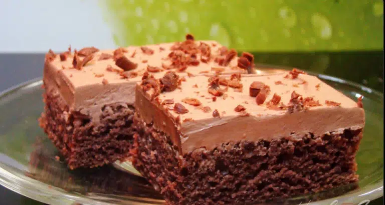 Schneller Kefir-Kuchen mit Saure-Sahne-Schokocreme