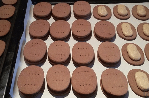 Selbstgemachte Kakaokekse mit Kaffeecreme gefüllt