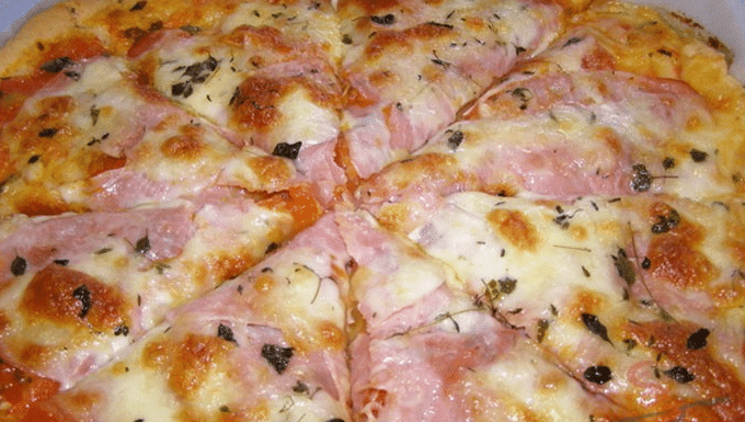 Schnelle Pizza mit einem Teig aus Naturjoghurt