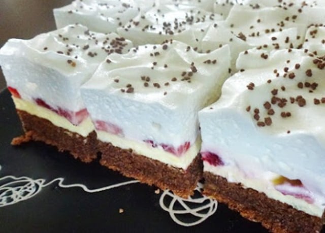 Schokoladenkuchen mit Erdbeeren, Vanillecreme und Schlagsahne - 99 rezepte