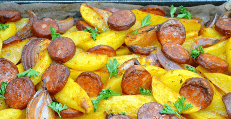 Kartoffeln mit Zwiebeln und Wurst überbacken - 99 rezepte