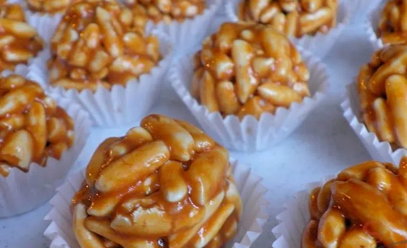 Karamellisierter Puffreis (eine Leckerei ohne Backen)
