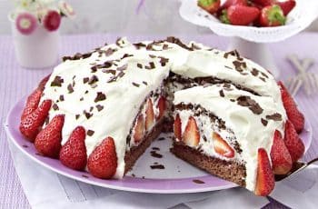 Stracciatella-Torte mit Erdbeeren