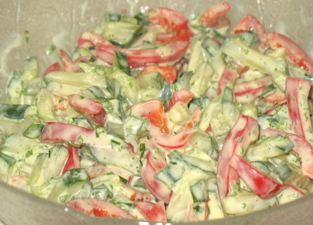 Paprika Gurken Salat mit Joghurt Senf Dressing
