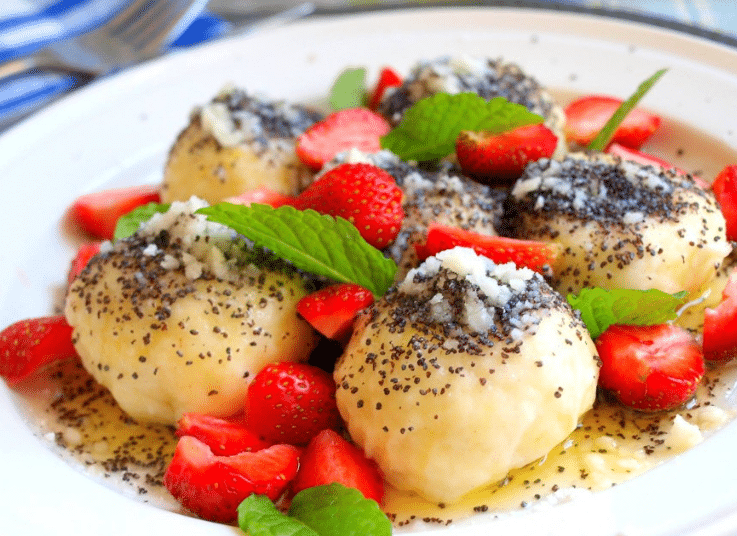 Quarkknödel mit Erdbeeren und Mohn