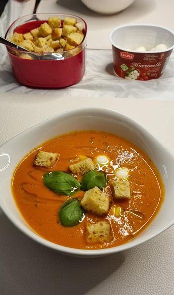 Bei uns gibt es heute eine Tomatencreme Suppe mit gerösteten Brötchen und mit viel Mozzarella.