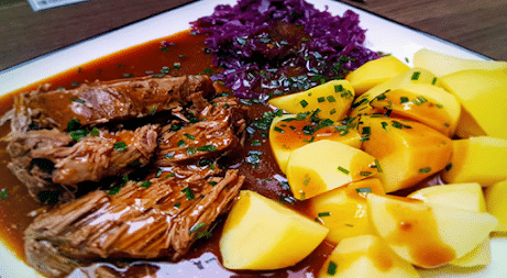 Rinderburgunderbraten mit Kartoffeln und rotkohl