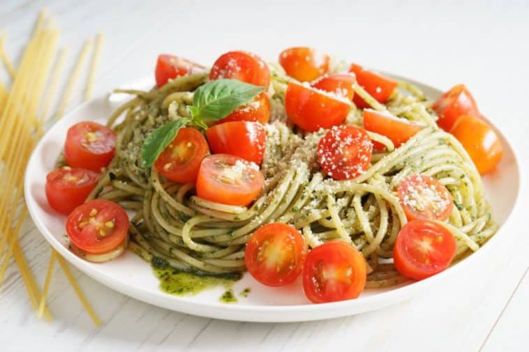 Spaghetti-Salat mit Kräuter-Pesto