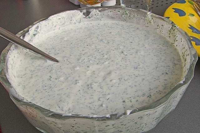 Knoblauchsoße mit Schmand und Joghurt