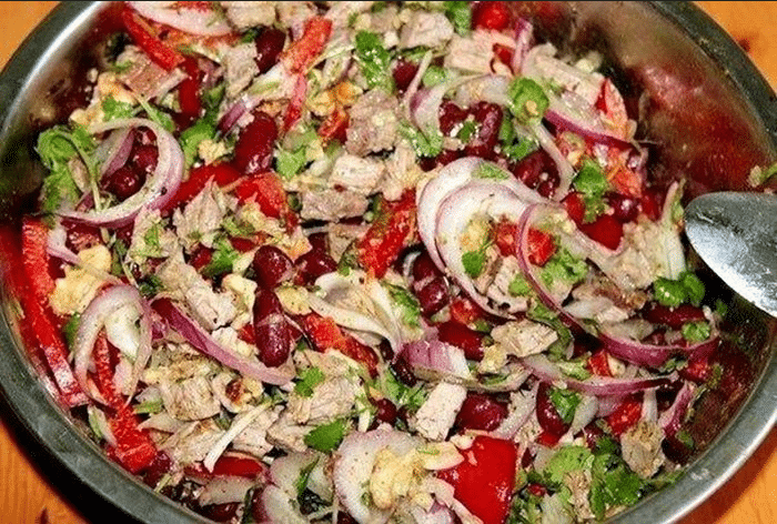 Leckerer Salat mit roten Bohnen
