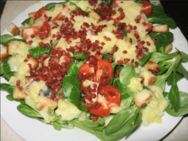 Feldsalat mit warmen Kartoffeldressing und Speckwürfeln