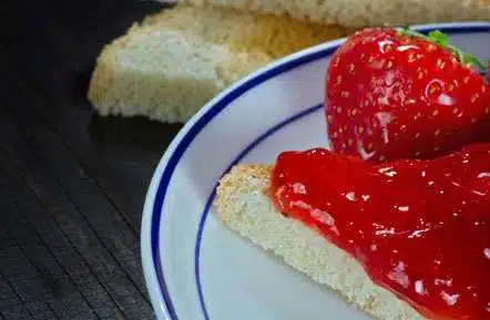 FANTASTISCHER ERDBEERKUCHEN MIT VANILLECREME -geschmackvoll