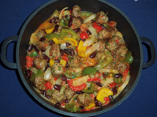 Bunte Paprika-Bohnenpfanne mit Fleischbällchen