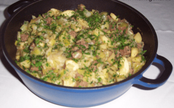 Deftiger Rindfleischeintopf mit Kartoffeln, Lauch, Kohl und Äpfeln