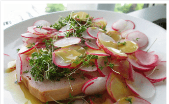 Radieschen-Kresse-Salat mit Leberkäse
