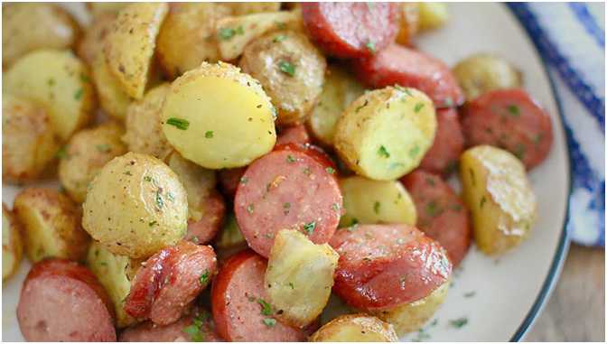Überbackene Kartoffeln mit Wurst