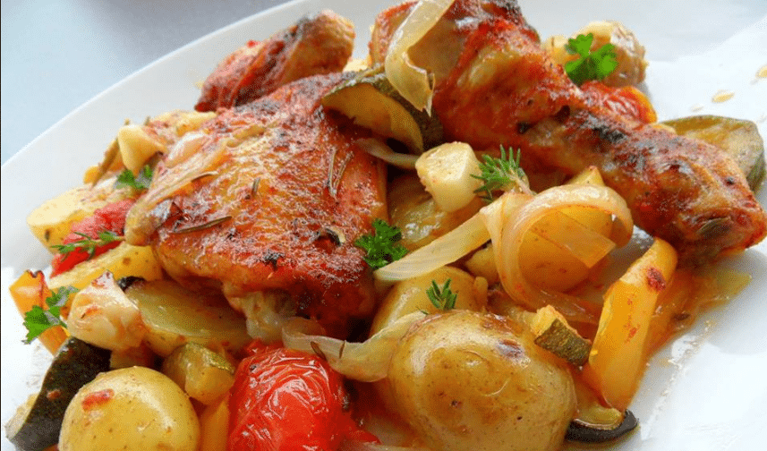 Hähnchen mit Kartoffeln und Gemüse aus dem Ofen