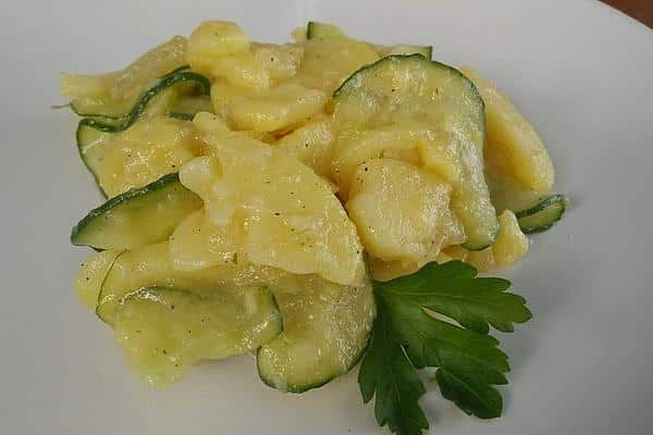 Omas Gurken-Kartoffelsalat: Ein Klassiker aus der Familienküche