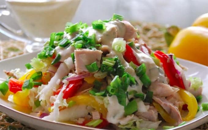 Frischer „Regenbogen“ Salat mit Hähnchenfleisch