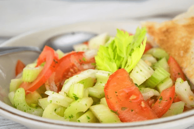 Stangensellerie-Salat mit Tomaten