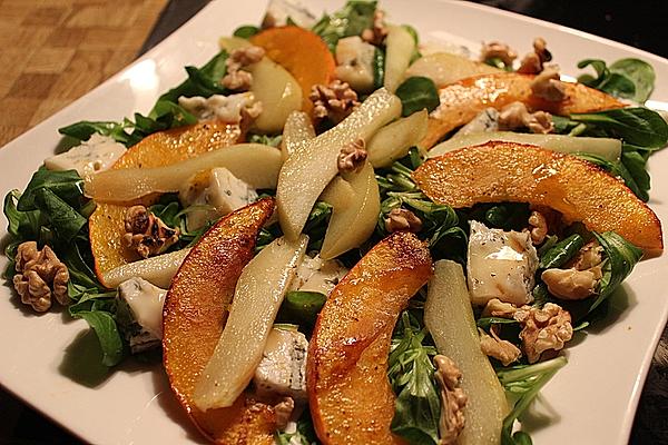 Herbstlicher Salat mit gebratenem Kürbis, karamellisierter Birne, Blauschimmelkäse und Walnüssen