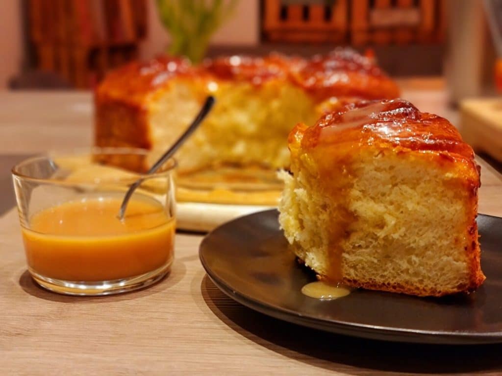 Fluffige Schnecken mit Karamellsoße