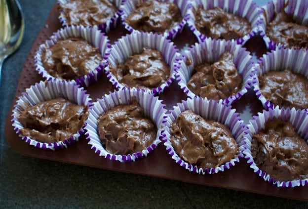 Schokoladen Muffins mit weißer Schokolade & Himbeere