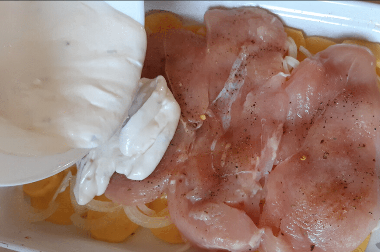 Hähnchenbrust mit Naturjoghurt auf Zwiebel und Kartoffeln gebacken