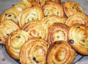 hefeschnecken mit pudding und apfel