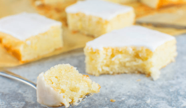 Einfacher Zitronen-Blechkuchen mit Zuckerguss (vegan)