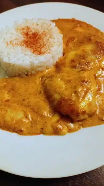 paprika-sahne-hähnchen mit käse überbacken