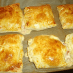 blätterteigtasche mit schinken und käse