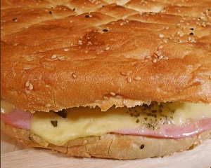 fladenbrot gefüllt mit schinken und käse