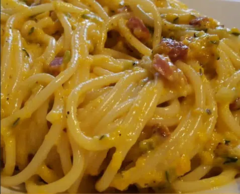 Spaghetti mit Kürbis-Zucchini Carbonara