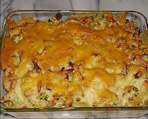 Blumenkohlauflauf mit Nudeln und Schinkenspeck