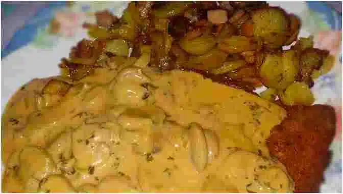 Bratkartoffeln mit putenschnitzel und selbstgemachter champignon soße