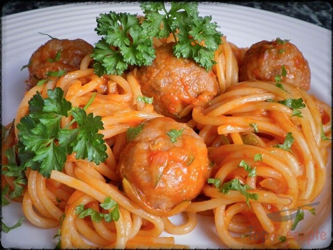 Spaghetti mit Gemüsesoße und Fleischbällchen