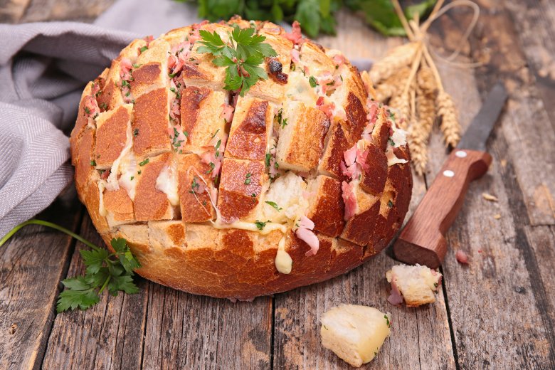 Einfaches Zupfbrot mit Schinken und Käse