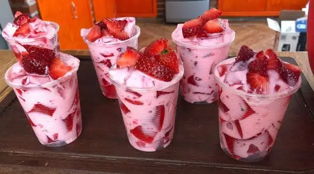 Ruck Zuck Erdbeer Dessert mit Joghurt