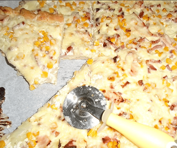 Sahne-Pizza mit Knoblauch