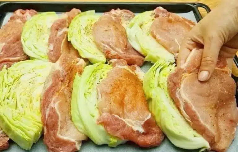 Weißkohlscheiben mit Schweinefleisch aus dem Ofen