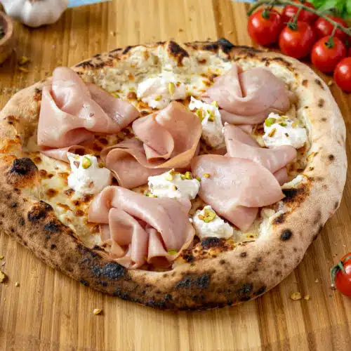 Pizza mit Mortadella, Pistazien, Ricotta und Fior di Latte